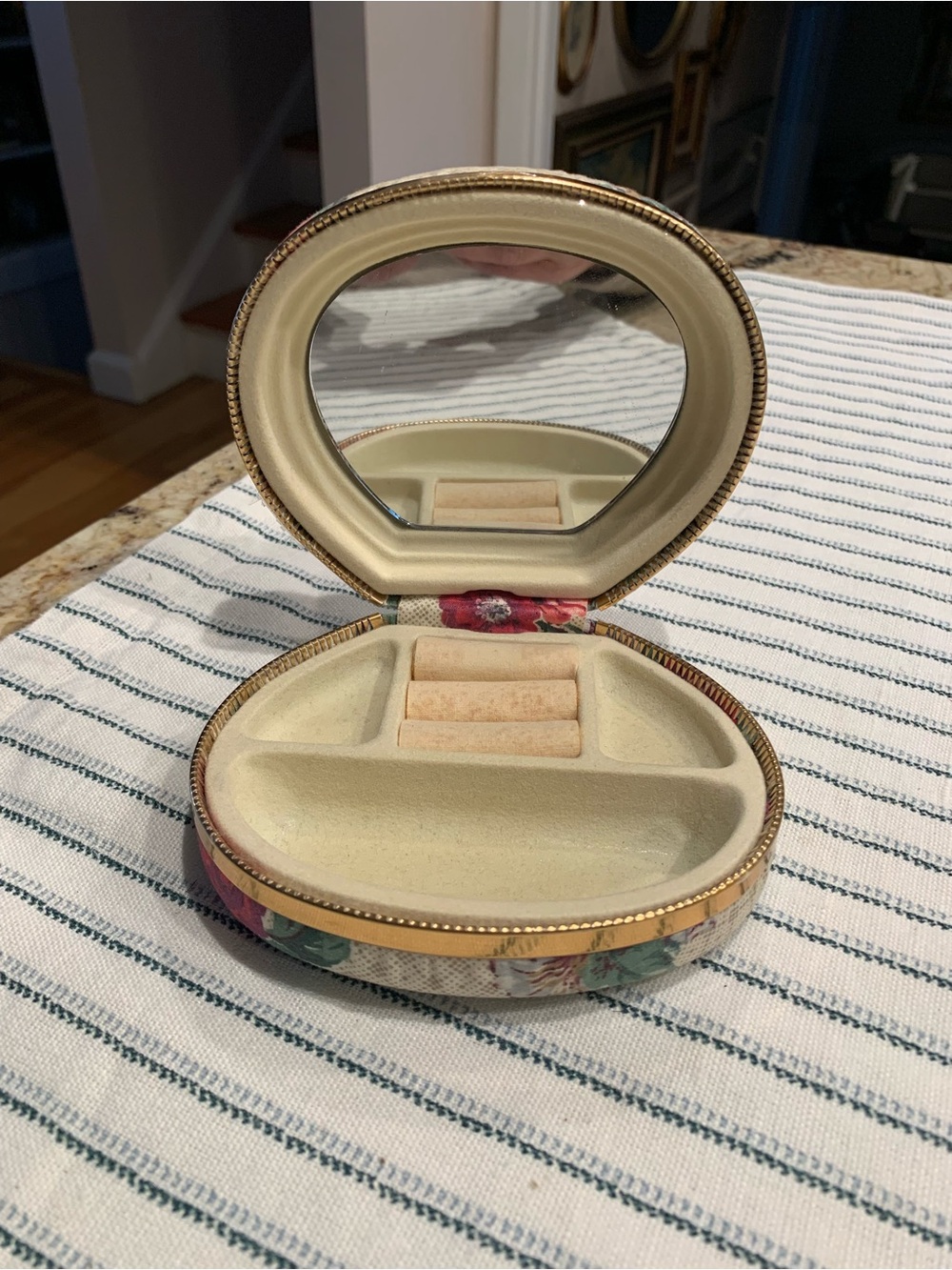 Vintage Floral Round Jewelry Box with Gold design - Picture 6 of 6